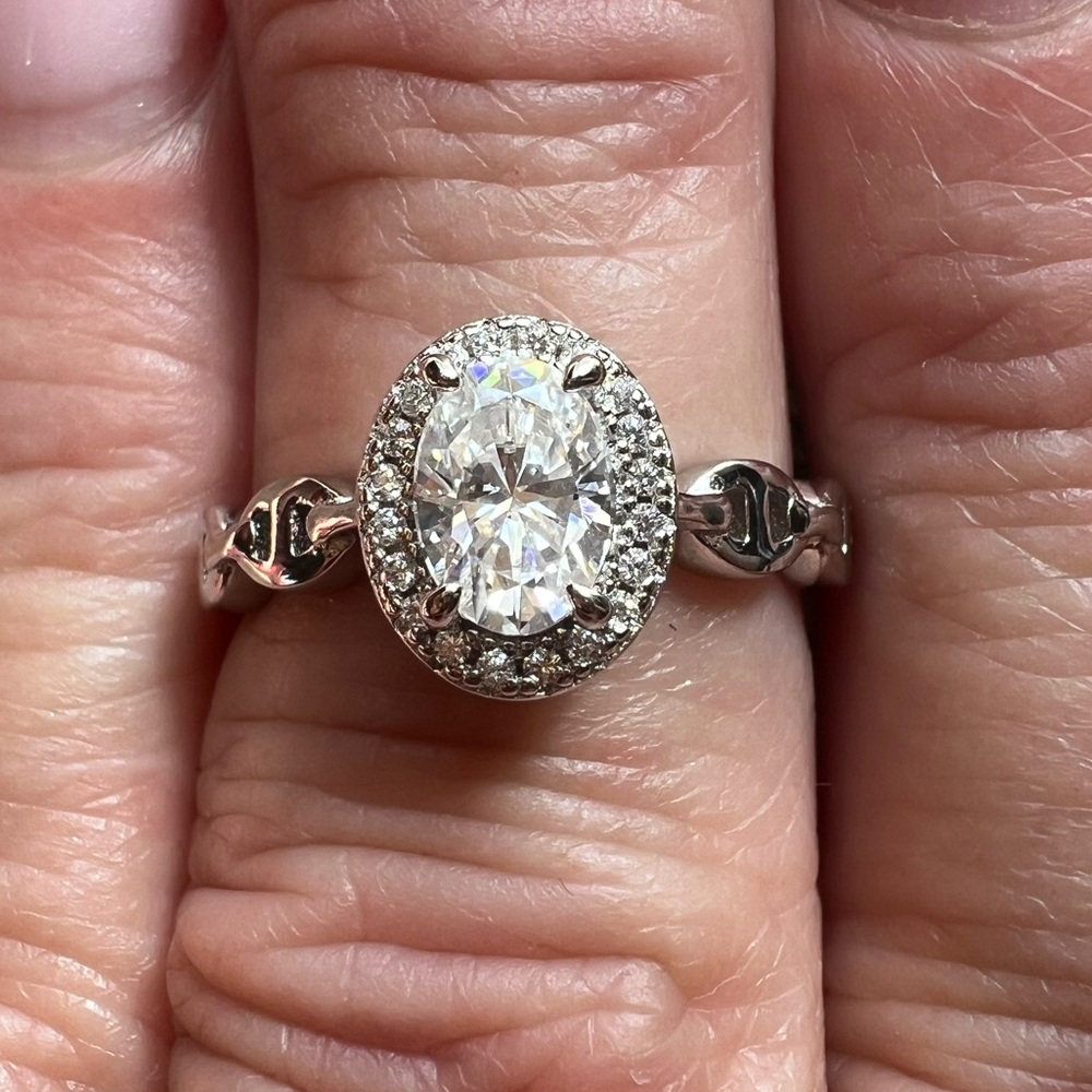 Elegant Silver Oval-Cut Women's Moissanite Ring Sz 7